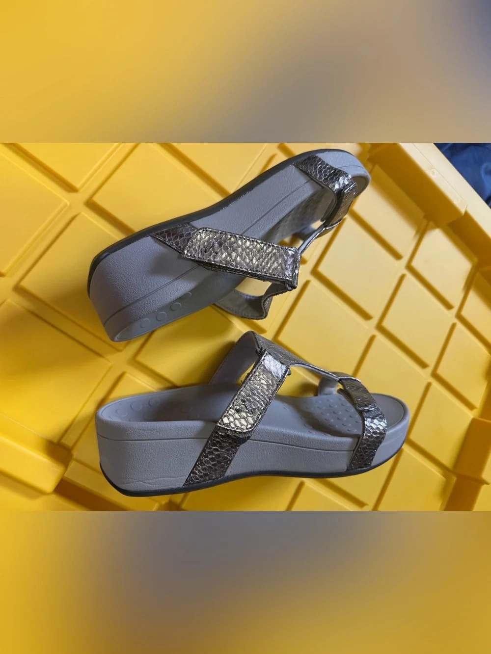 Vionic Metallic Silver Snake-Print Slide Adjustable Sandals women’s size 7